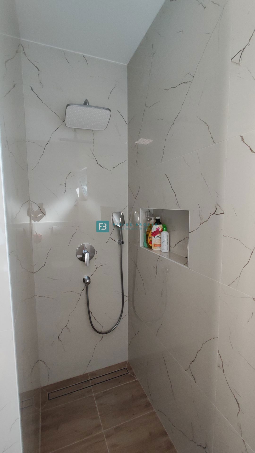 SRIMA, nova, opremljena polsamostojna hiša, 300 m do plaže, pogled na morje