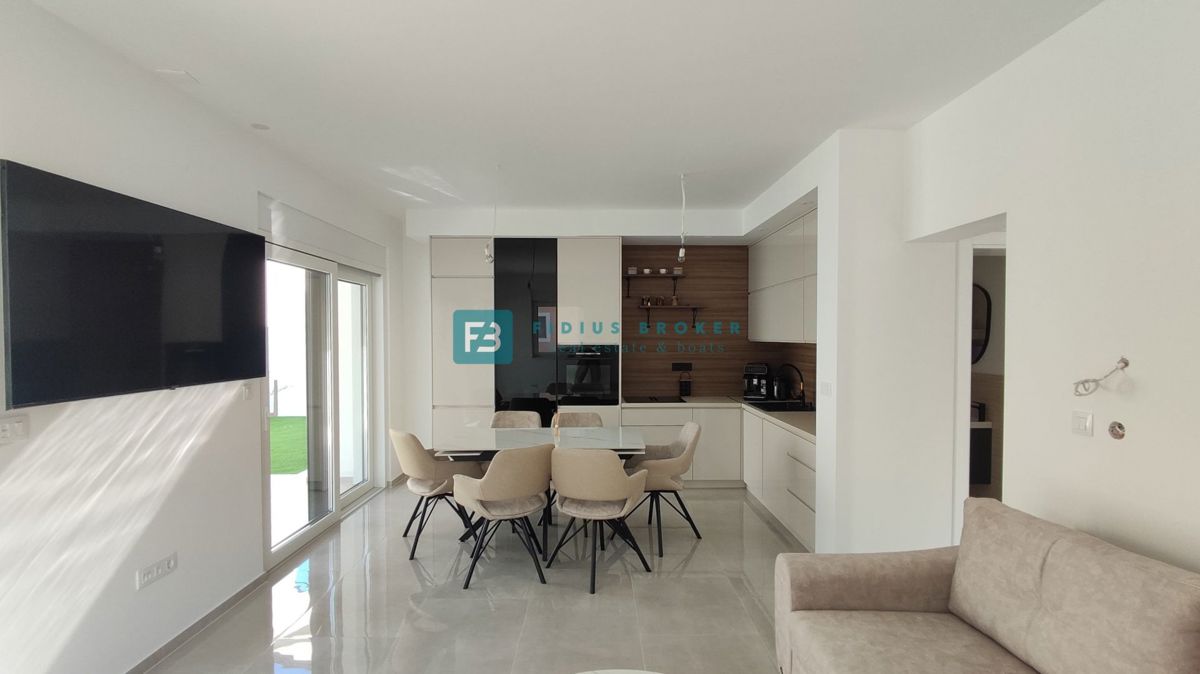 SRIMA, nova, opremljena polsamostojna hiša, 300 m do plaže, pogled na morje