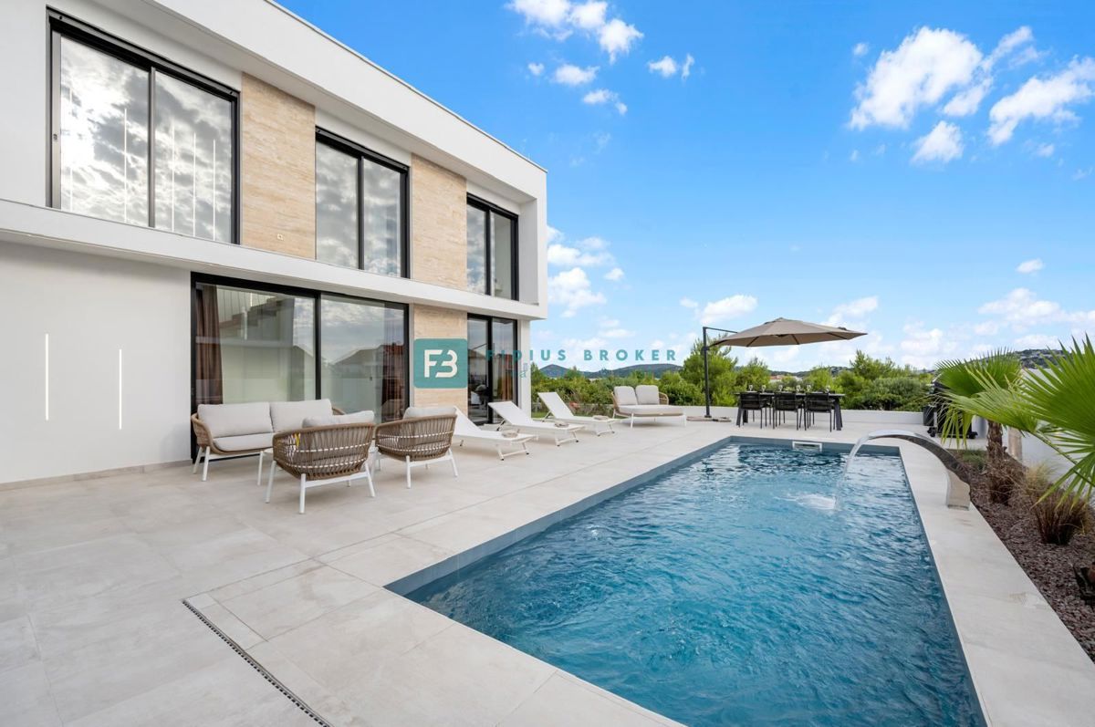 TRIBUNJ, nova, luksuzno opremljena hiša, bazen, pogled na morje