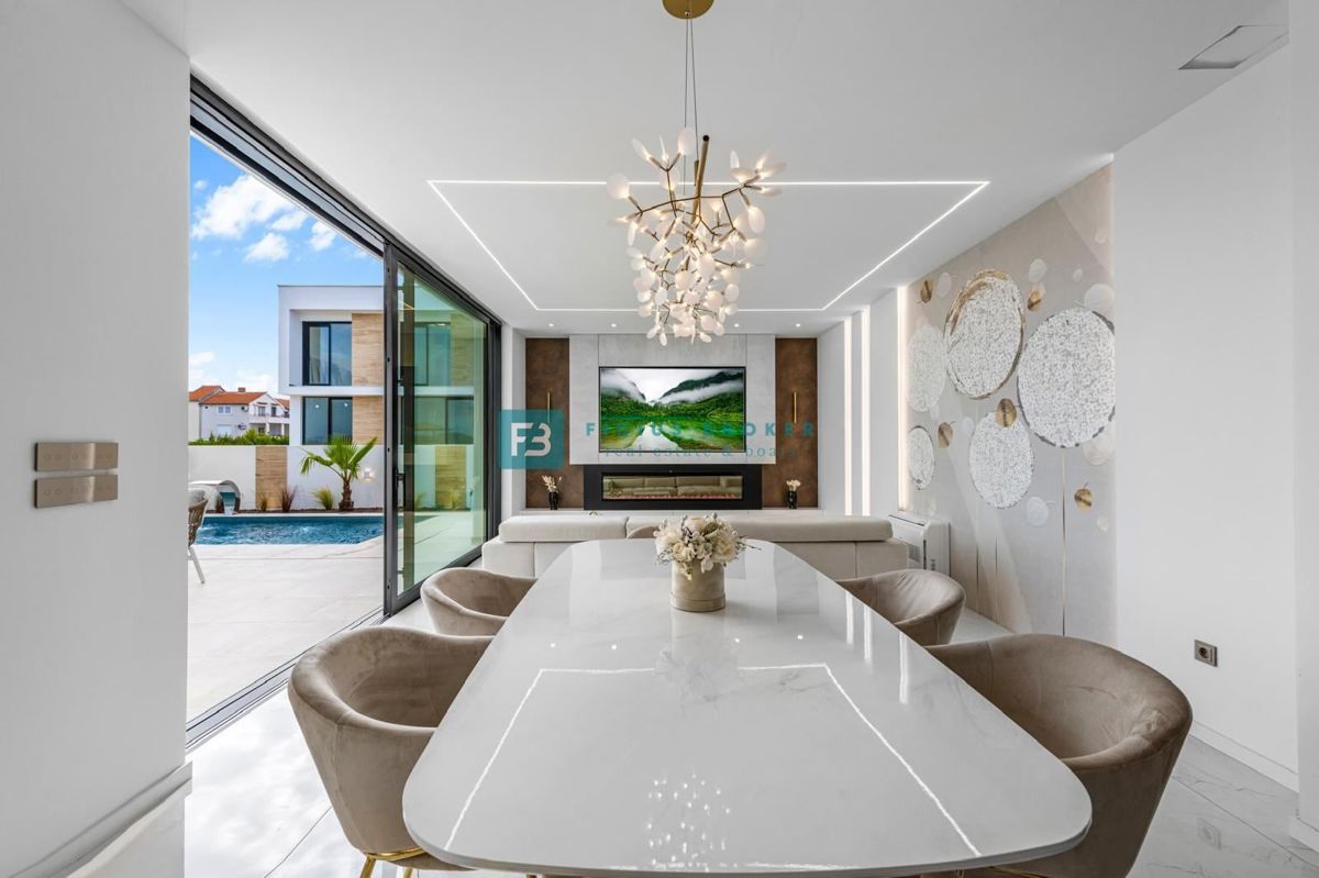 TRIBUNJ, nova, luksuzno opremljena hiša, bazen, pogled na morje