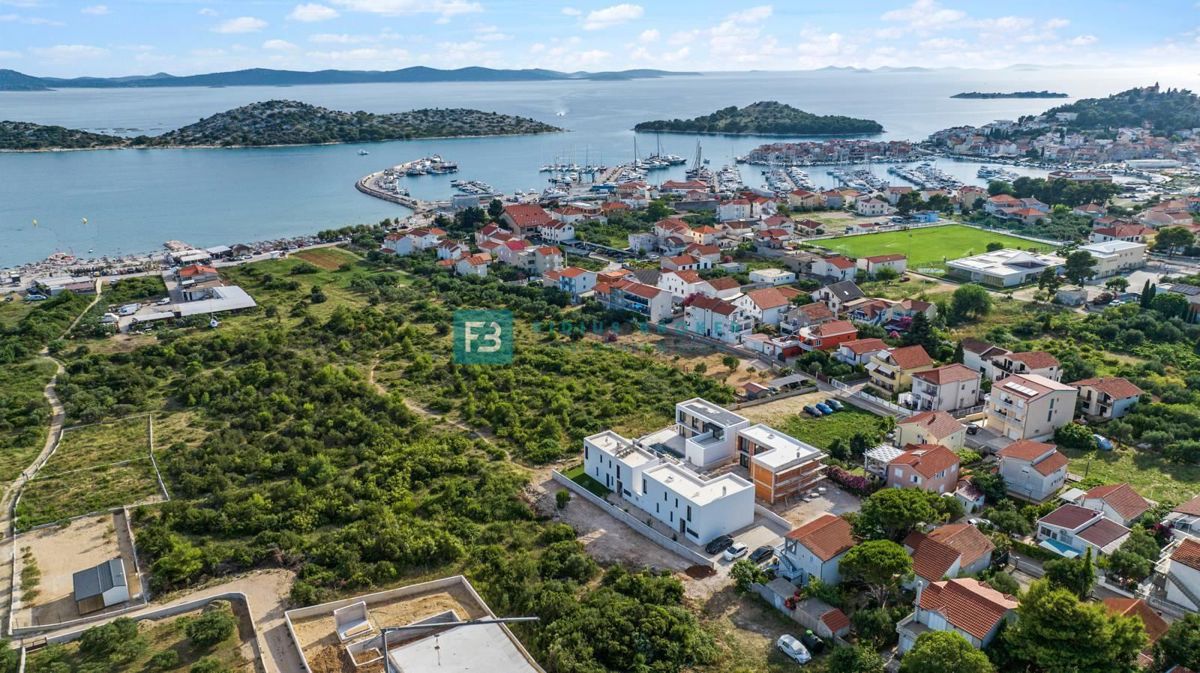 TRIBUNJ, nova, luksuzno opremljena hiša, bazen, pogled na morje