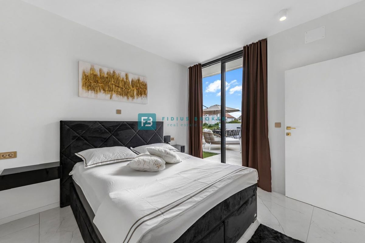 TRIBUNJ, nova, luksuzno opremljena hiša, bazen, pogled na morje