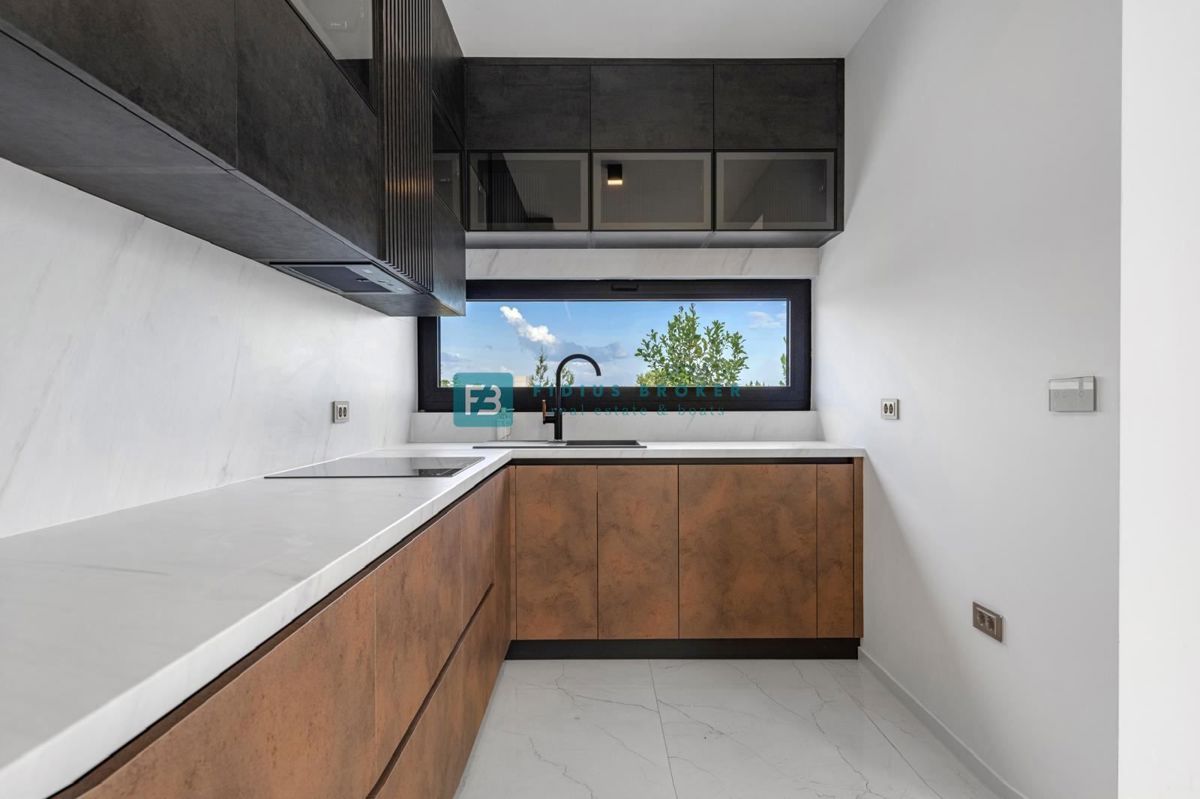 TRIBUNJ, nova, luksuzno opremljena hiša, bazen, pogled na morje