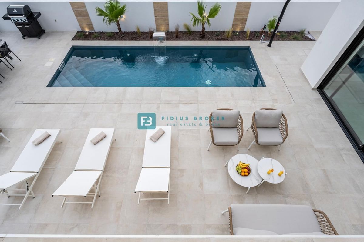 TRIBUNJ, nova, luksuzno opremljena hiša, bazen, pogled na morje