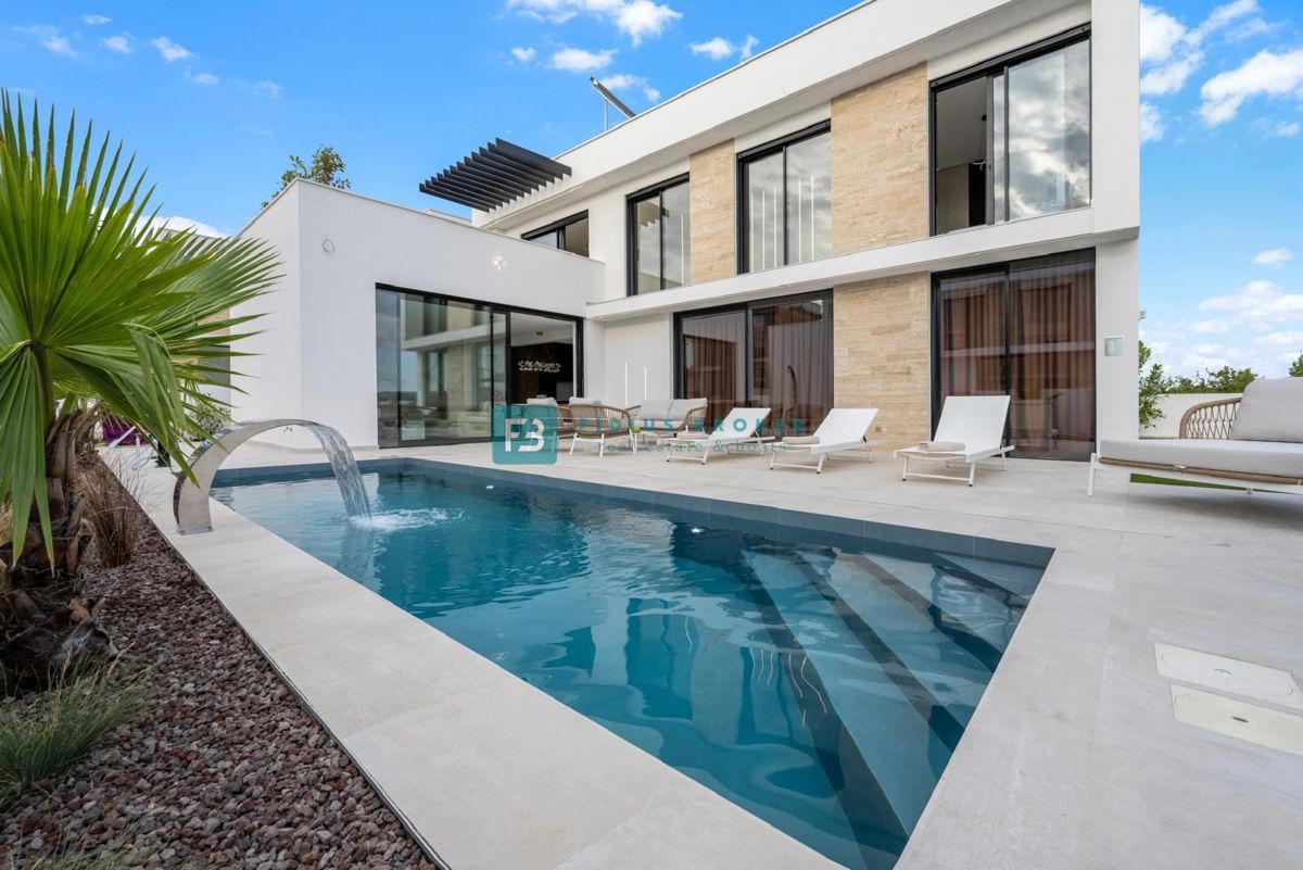 TRIBUNJ, nova, luksuzno opremljena hiša, bazen, pogled na morje