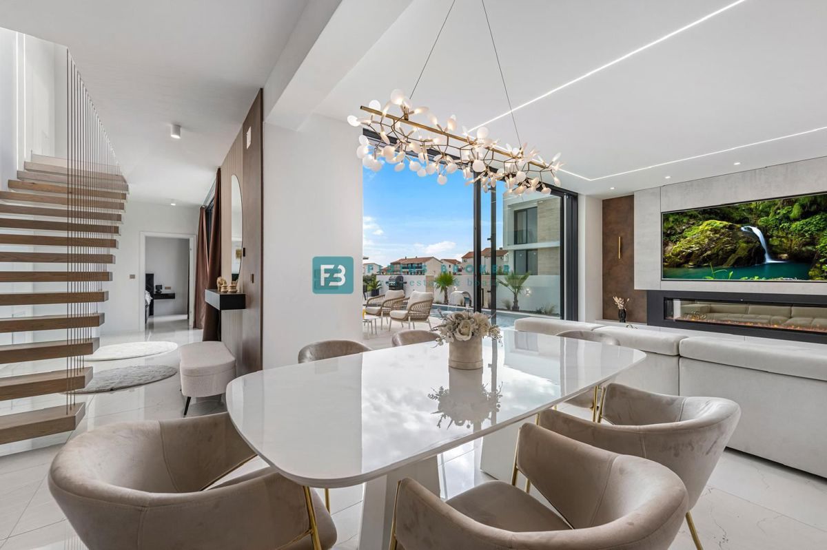 TRIBUNJ, nova, luksuzno opremljena hiša, bazen, pogled na morje