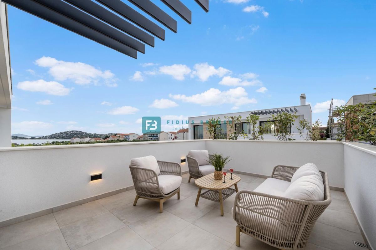 TRIBUNJ, nova, luksuzno opremljena hiša, bazen, pogled na morje