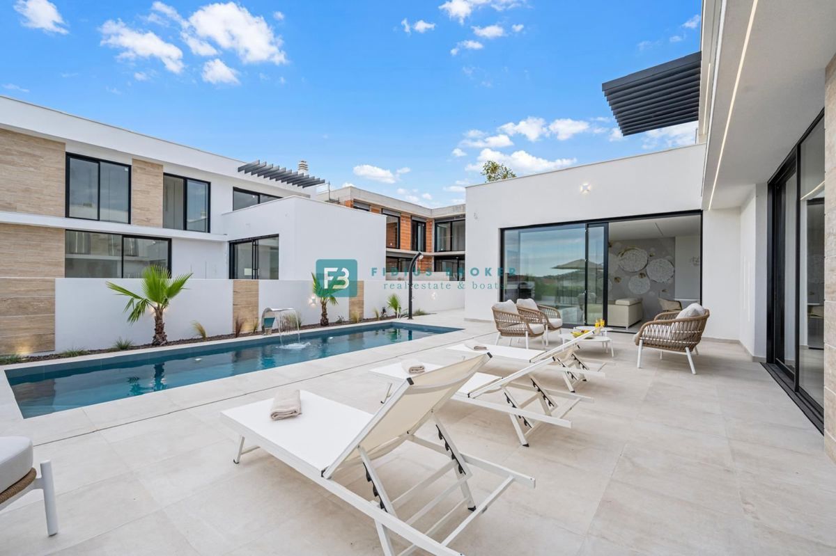 TRIBUNJ, nova, luksuzno opremljena hiša, bazen, pogled na morje