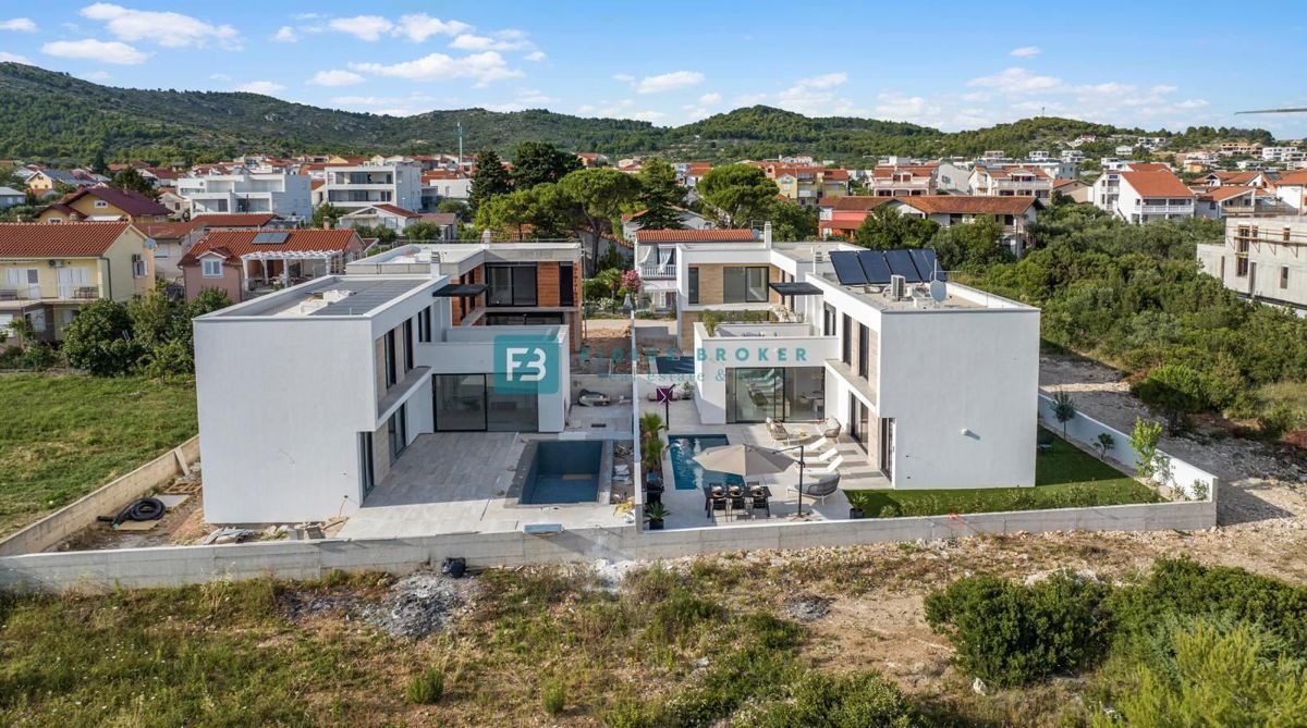 TRIBUNJ, nova, luksuzno opremljena hiša, bazen, pogled na morje