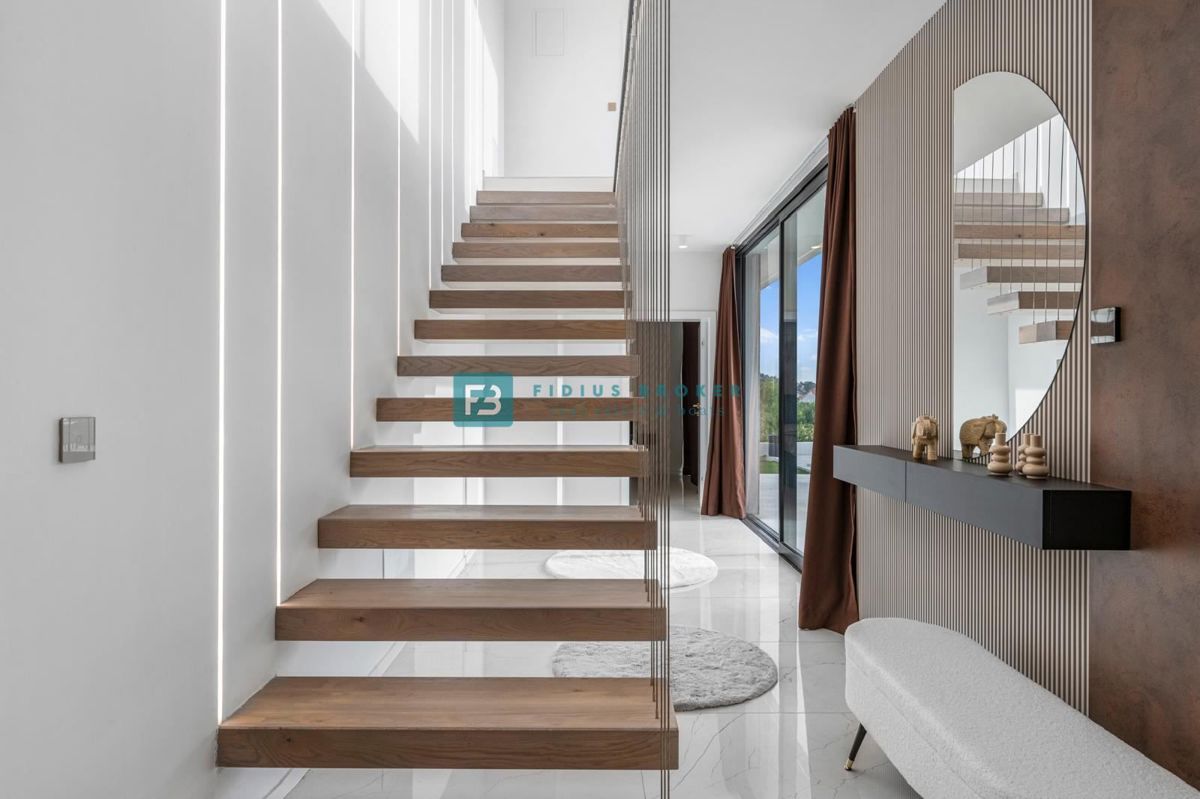 TRIBUNJ, nova, luksuzno opremljena hiša, bazen, pogled na morje