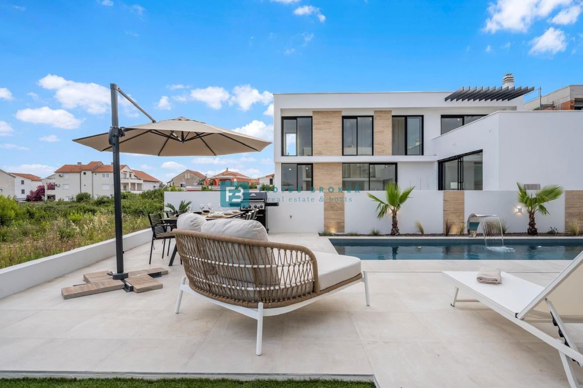 TRIBUNJ, nova, luksuzno opremljena hiša, bazen, pogled na morje