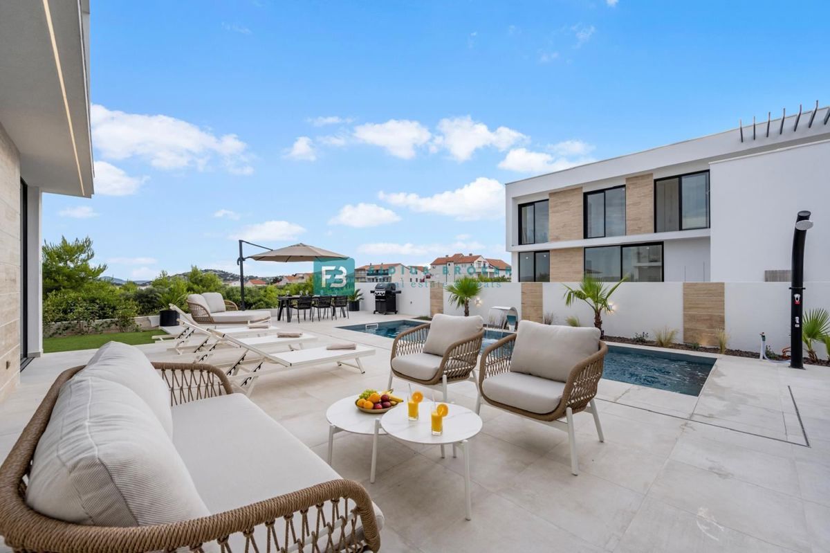 TRIBUNJ, nova, luksuzno opremljena hiša, bazen, pogled na morje