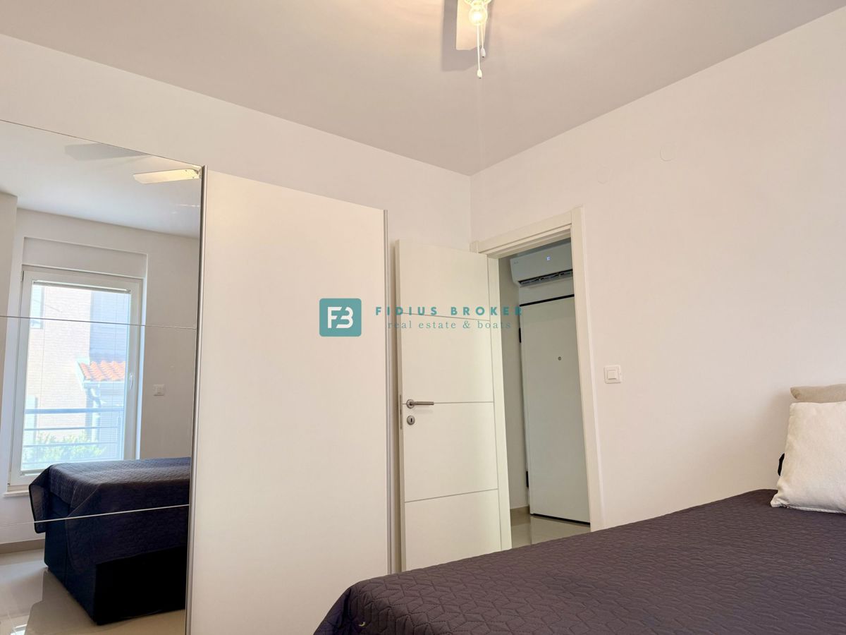 VODICE, novo, moderno opremljeno stanovanje, 600 m do plaže, shramba