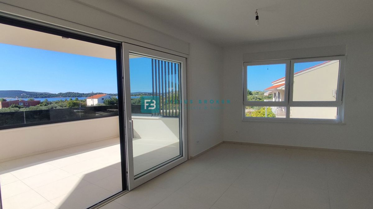 VODICE, novogradnja, moderno stanovanje, 1. nadstropje, 400 m od plaže