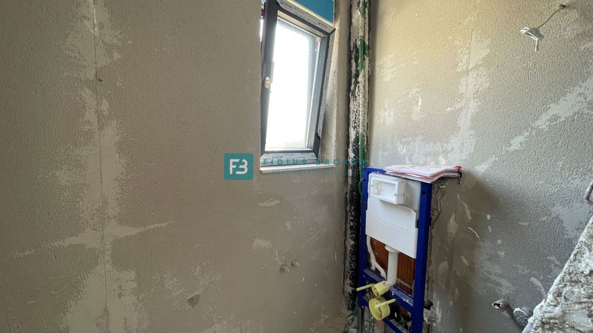 VODICE, novogradnja, moderna polsamostojna hiša, bazen, vrt 145 m2, S2