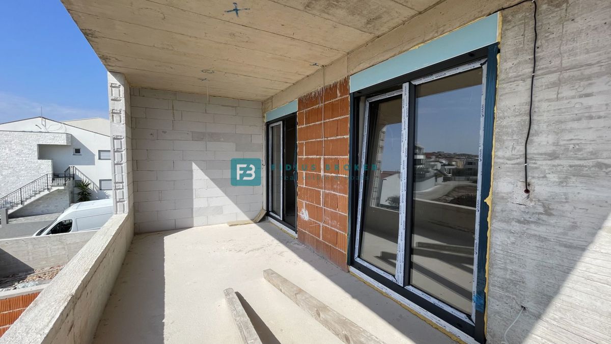 VODICE, novogradnja, moderna polsamostojna hiša, bazen, vrt 145 m2, S2