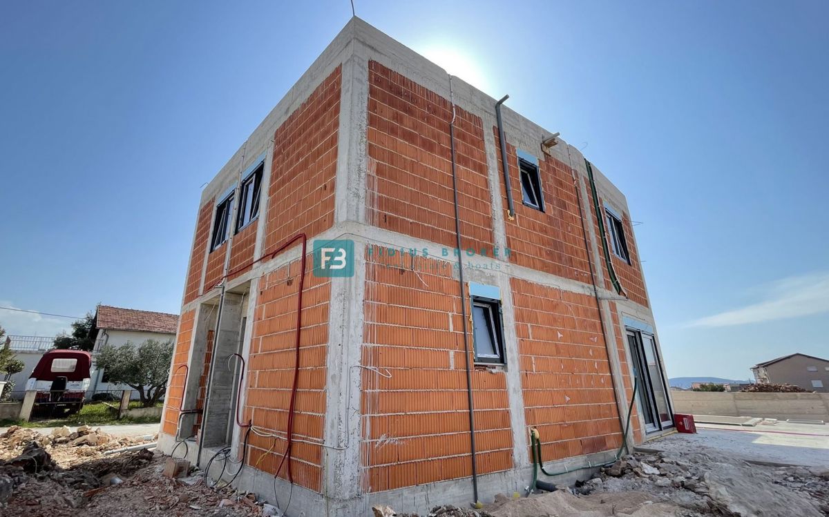 VODICE, novogradnja, moderna polsamostojna hiša, bazen, vrt 145 m2, S2