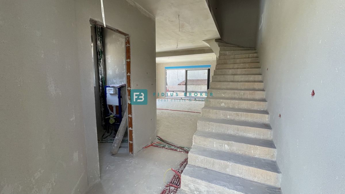 VODICE, novogradnja, moderna polsamostojna hiša, bazen, vrt 145 m2, S2