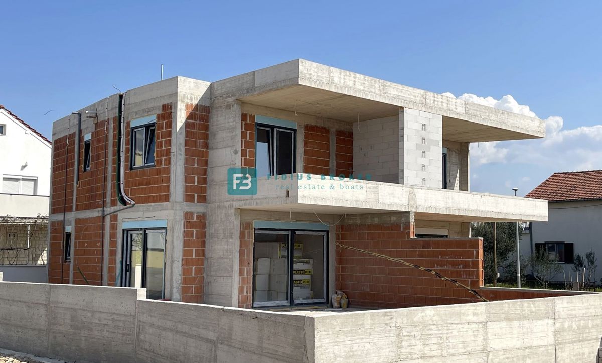 VODICE, novogradnja, moderna polsamostojna hiša, bazen, vrt 145 m2, S2