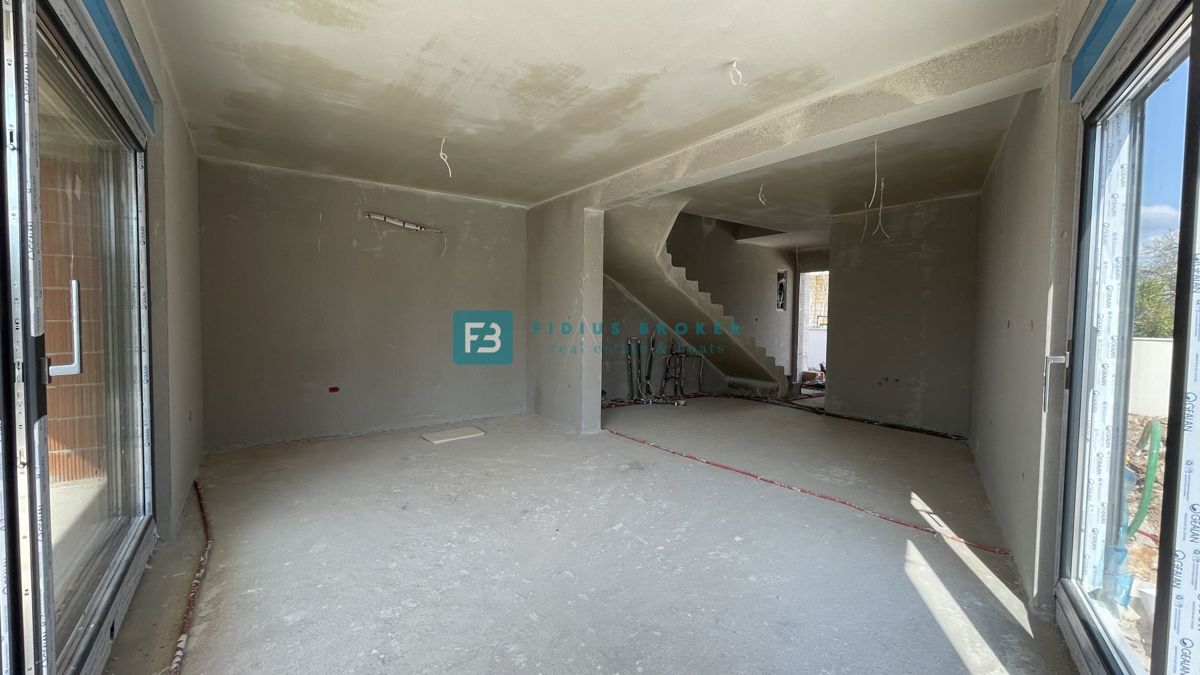 VODICE, novogradnja, moderna polsamostojna hiša, bazen, vrt 145 m2, S2