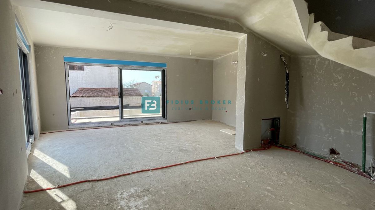 VODICE, novogradnja, moderna polsamostojna hiša, bazen, vrt 145 m2, S2