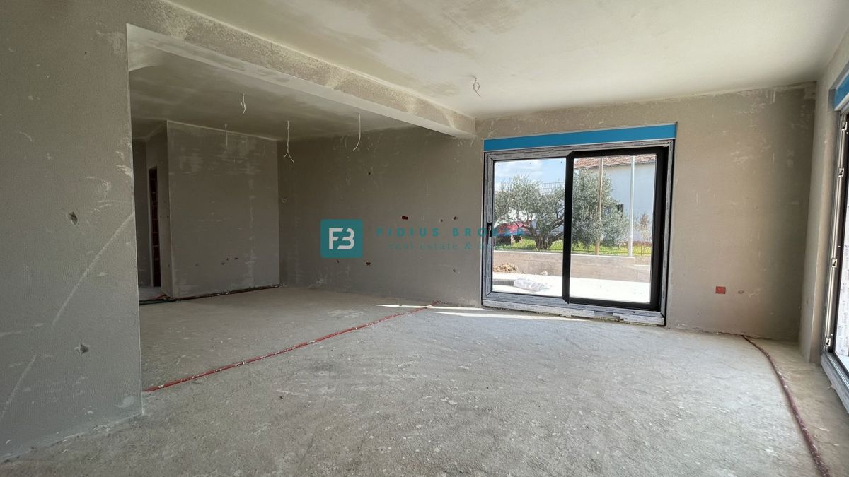 VODICE, novogradnja, moderna polsamostojna hiša, bazen, vrt 145 m2, S2