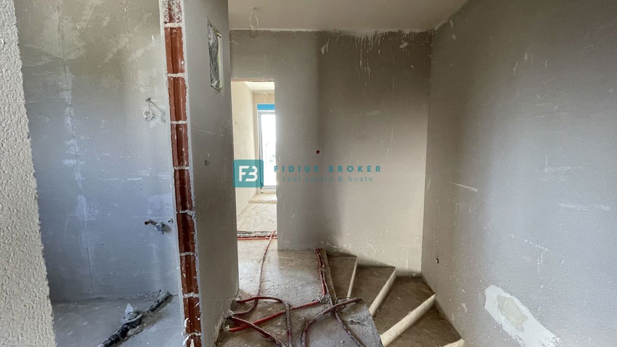 VODICE, novogradnja, moderna polsamostojna hiša, bazen, vrt 145 m2, S2