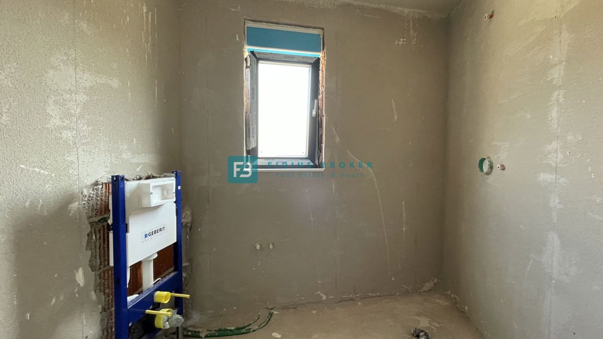 VODICE, novogradnja, moderna polsamostojna hiša, bazen, vrt 145 m2, S2