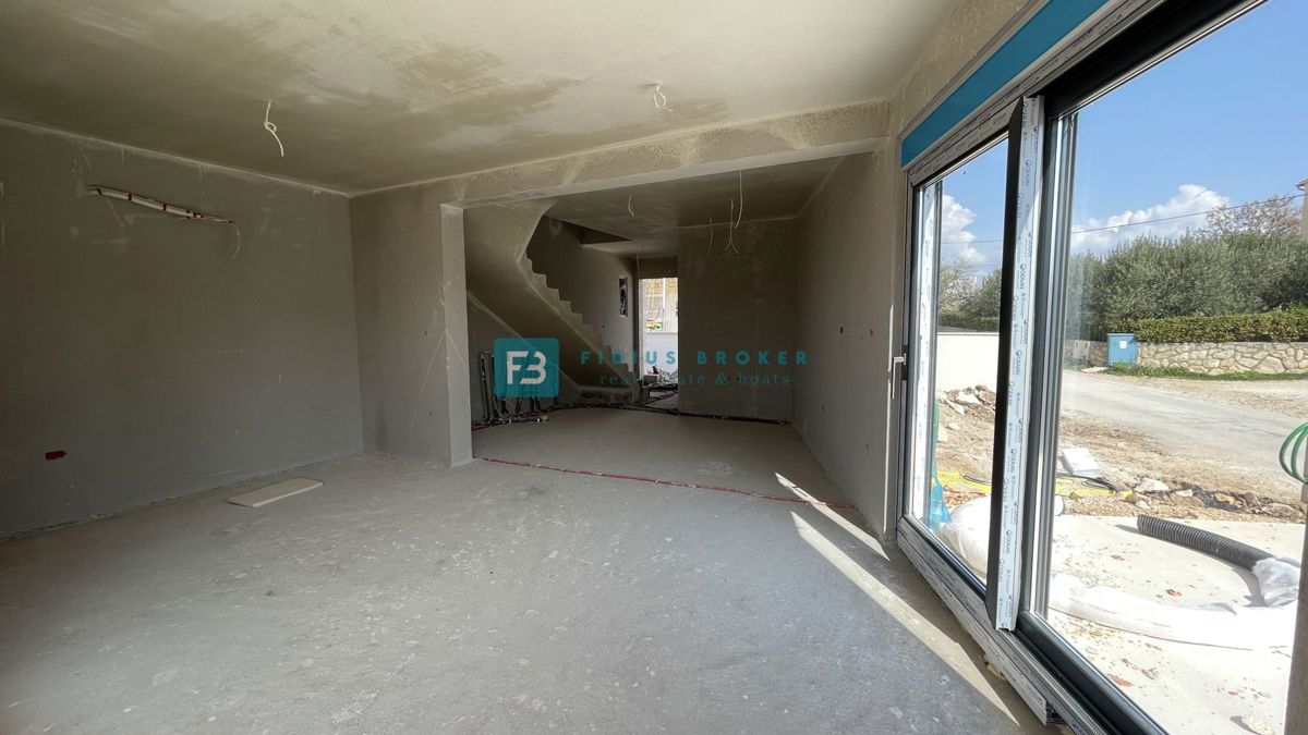 VODICE, novogradnja, moderna polsamostojna hiša, bazen, vrt 145 m2, S2