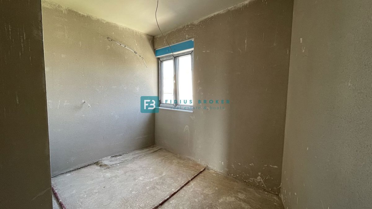 VODICE, novogradnja, moderna polsamostojna hiša, bazen, vrt 145 m2, S2