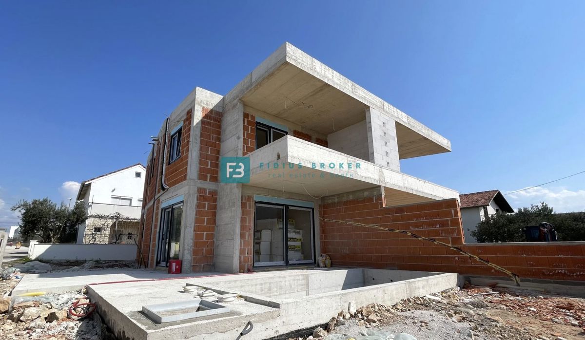 VODICE, novogradnja, moderna polsamostojna hiša, bazen, vrt 145 m2, S2