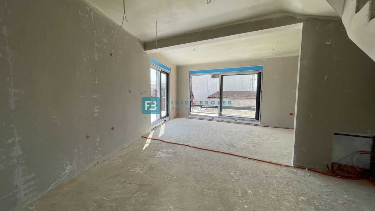 VODICE, novogradnja, moderna polsamostojna hiša, bazen, vrt 145 m2, S2