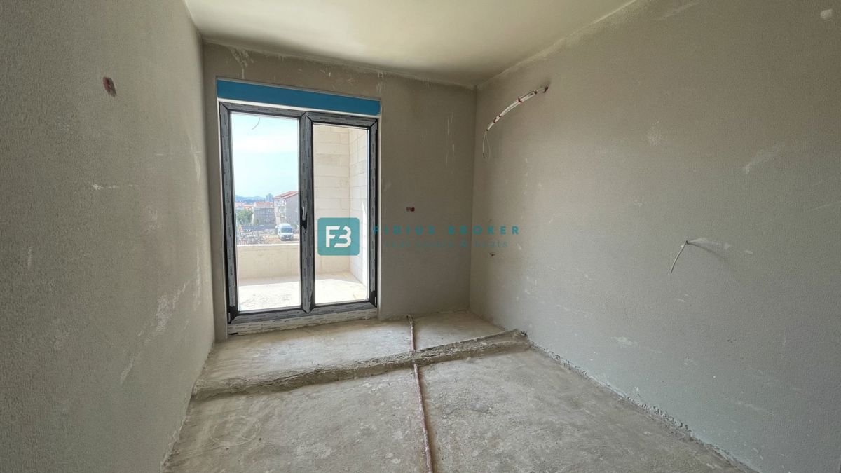 VODICE, novogradnja, moderna polsamostojna hiša, bazen, vrt 145 m2, S2