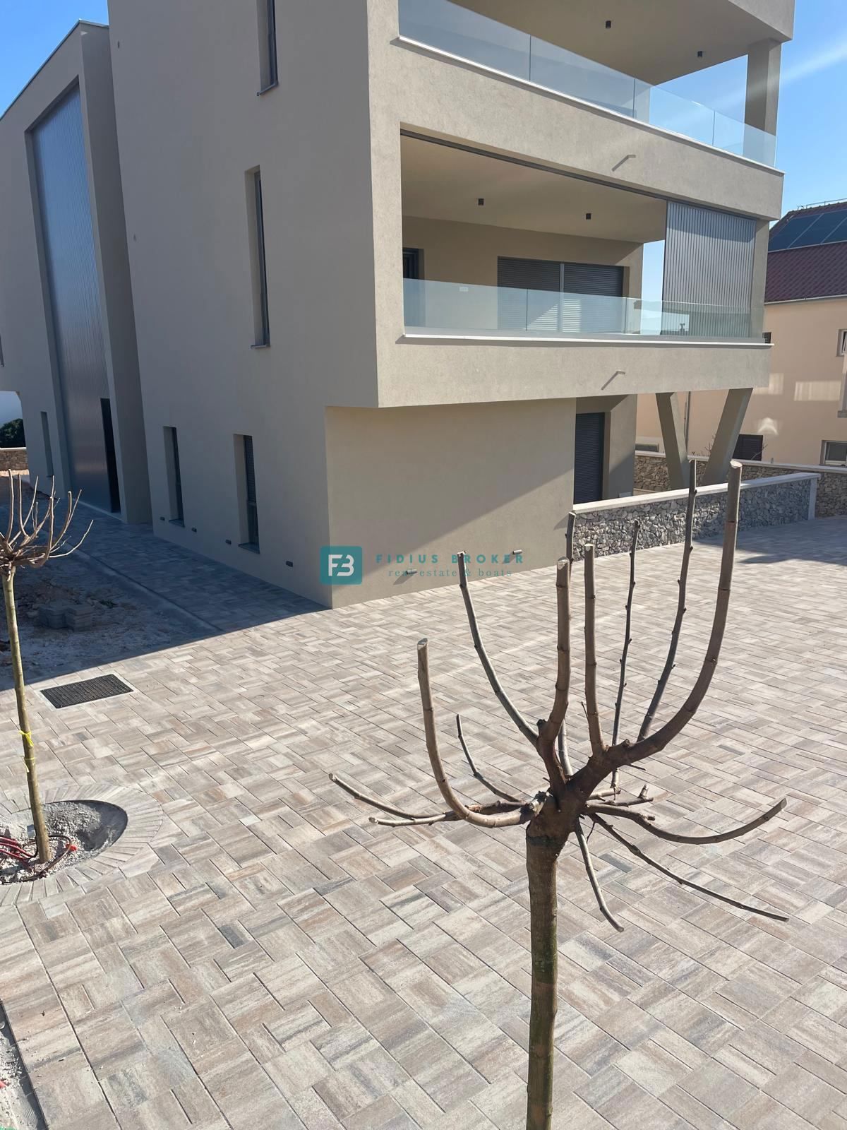 VODICE, penthouse s pogledom na mesto in morje, dvigalo, 2 parkirni mesti