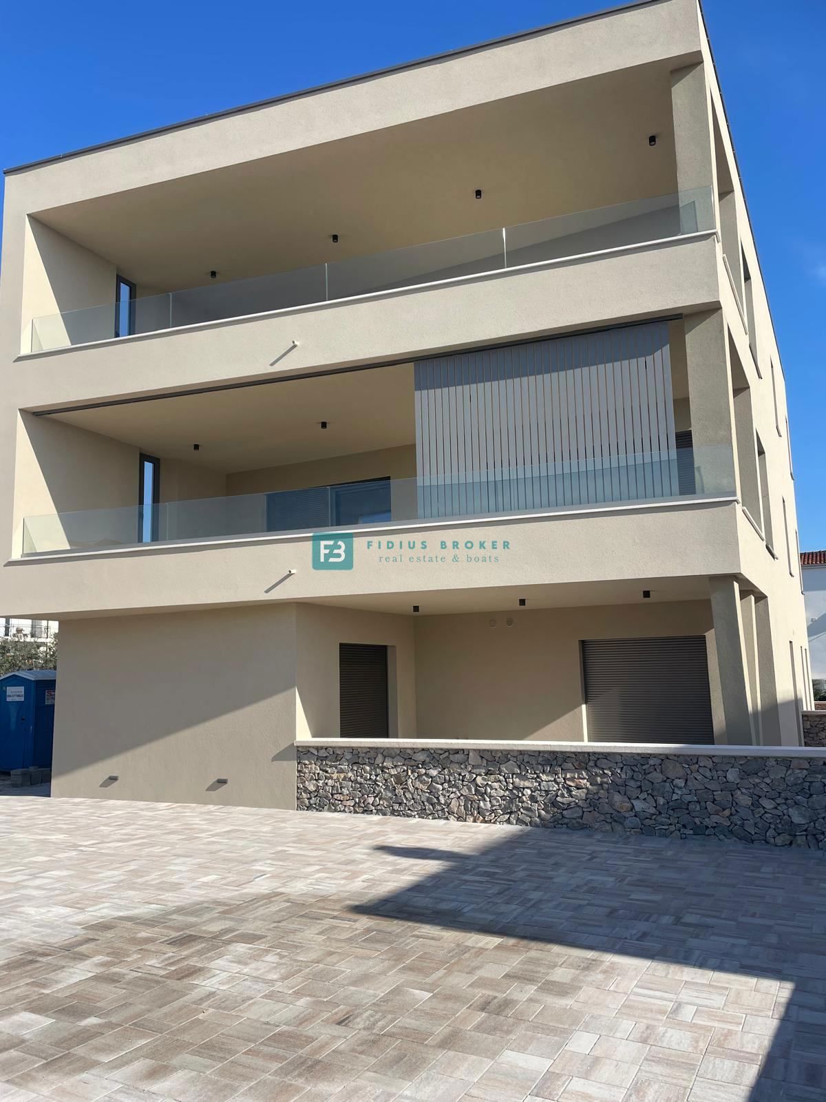 VODICE, penthouse s pogledom na mesto in morje, dvigalo, 2 parkirni mesti