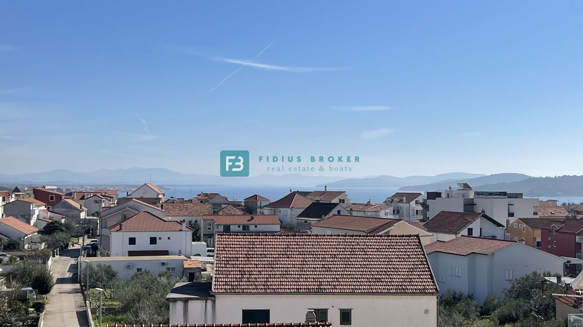VODICE, penthouse s pogledom na mesto in morje, dvigalo, 2 parkirni mesti