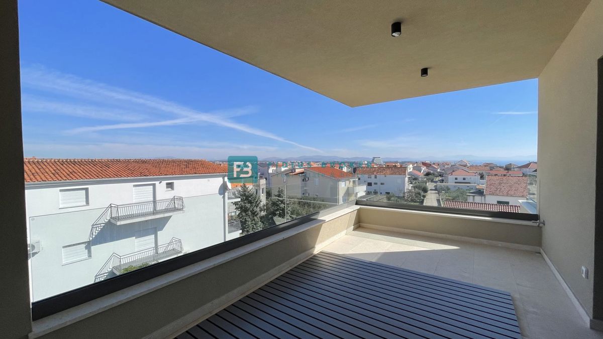 VODICE, penthouse s pogledom na mesto in morje, dvigalo, 2 parkirni mesti