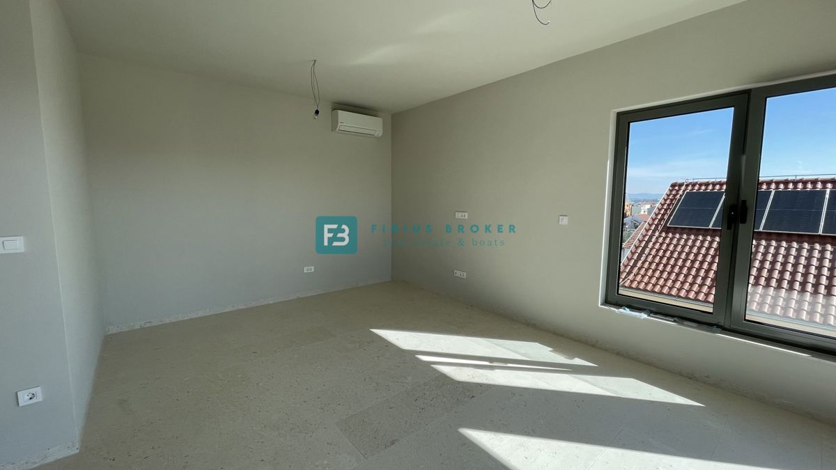 VODICE, penthouse s pogledom na mesto in morje, dvigalo, 2 parkirni mesti