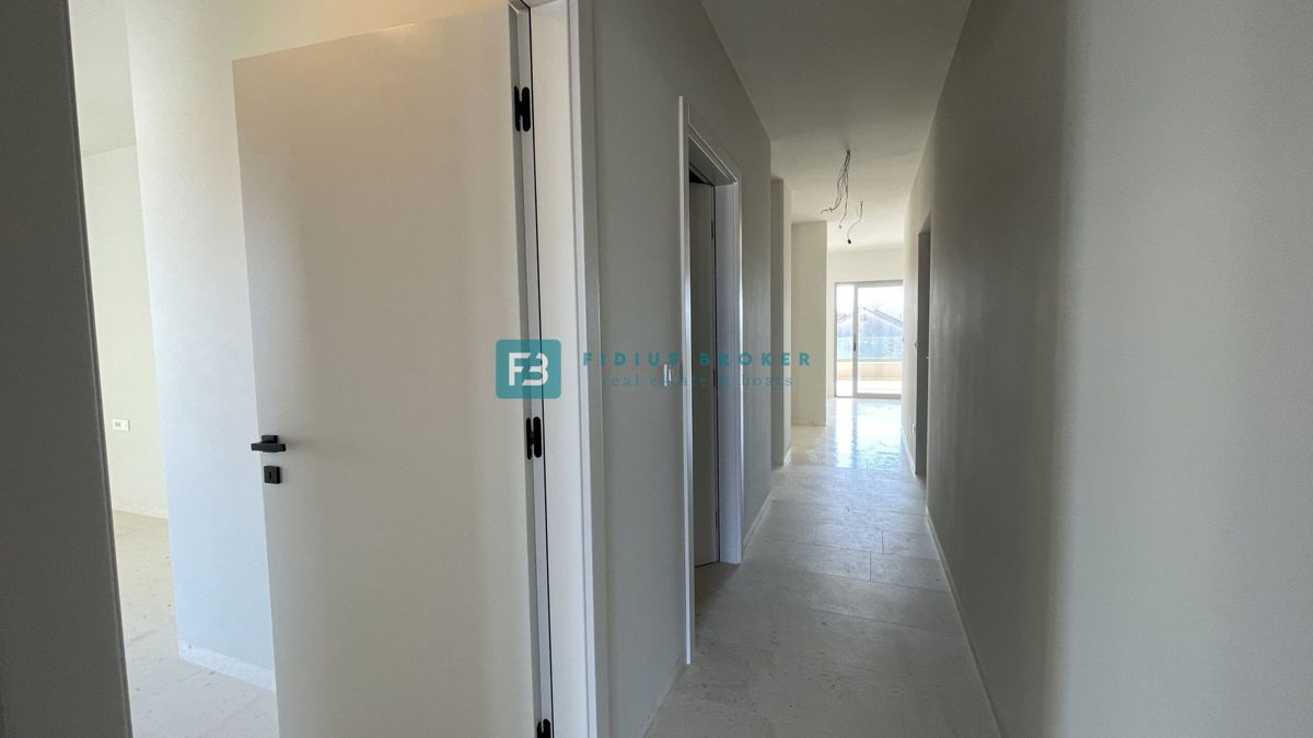 VODICE, penthouse s pogledom na mesto in morje, dvigalo, 2 parkirni mesti