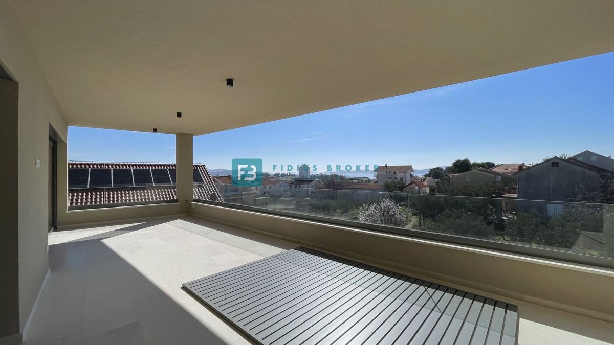 VODICE, penthouse s pogledom na mesto in morje, dvigalo, 2 parkirni mesti