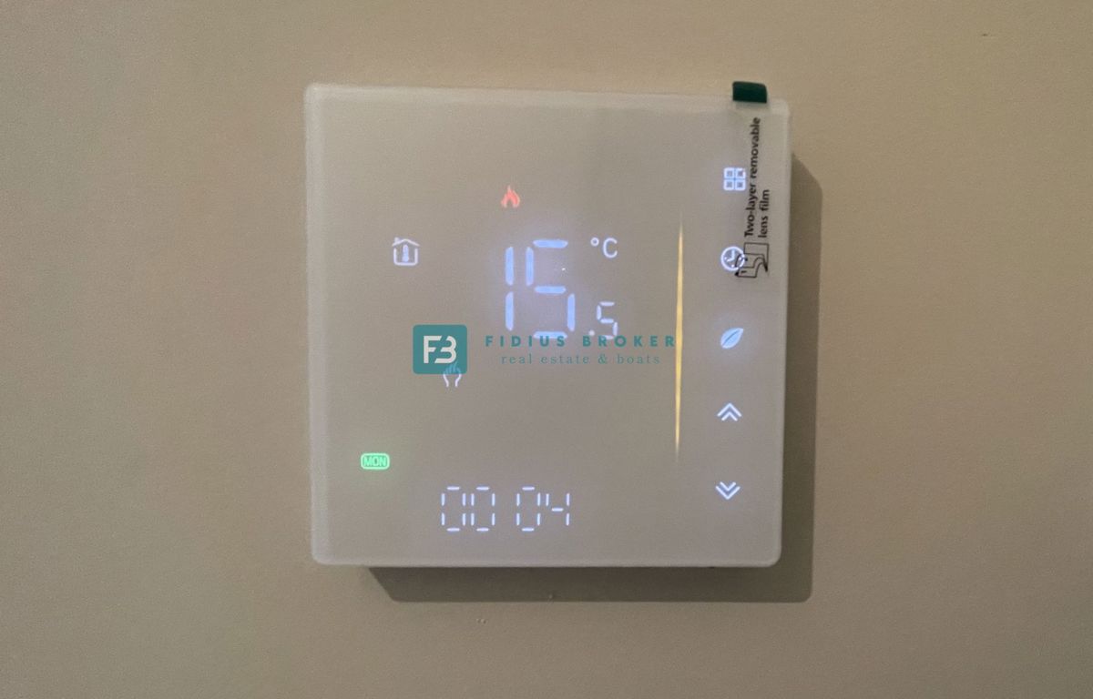 VODICE, penthouse s pogledom na mesto in morje, dvigalo, 2 parkirni mesti