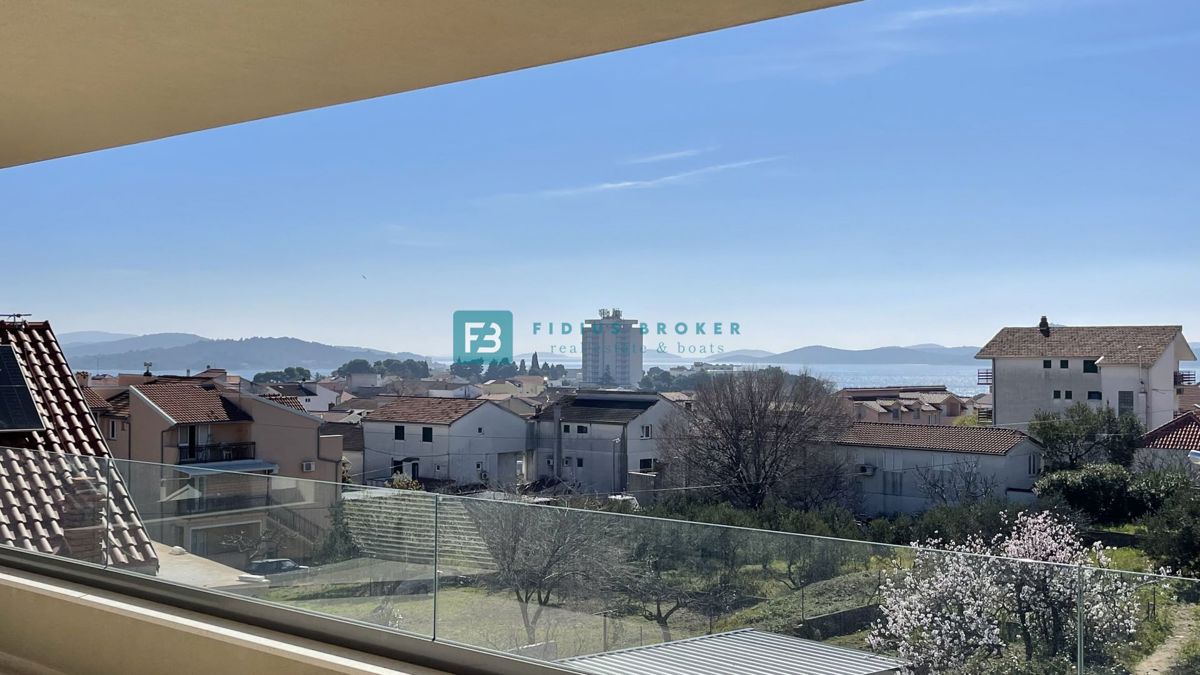 VODICE, penthouse s pogledom na mesto in morje, dvigalo, 2 parkirni mesti