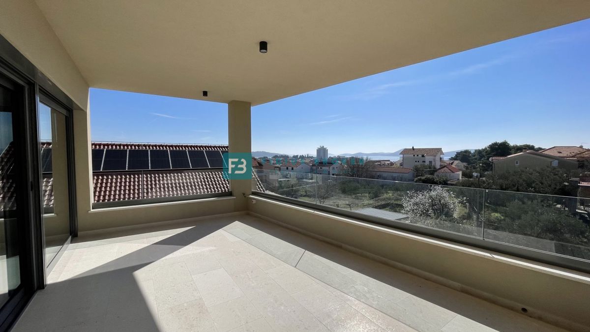 VODICE, penthouse s pogledom na mesto in morje, dvigalo, 2 parkirni mesti