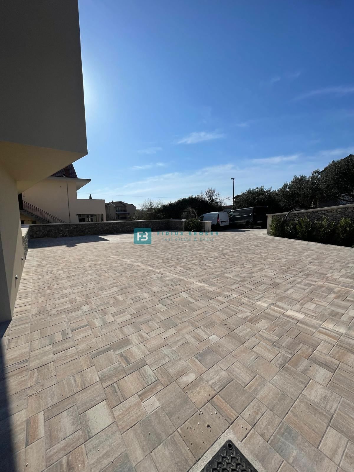 VODICE, penthouse s pogledom na mesto in morje, dvigalo, 2 parkirni mesti