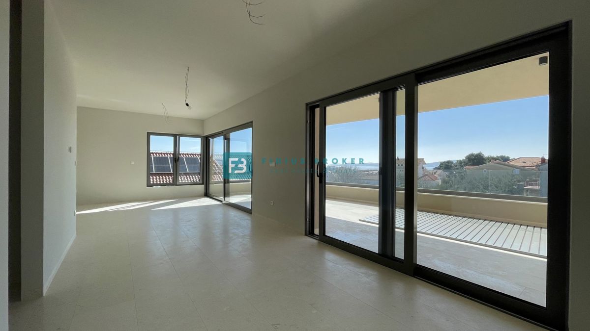 VODICE, penthouse s pogledom na mesto in morje, dvigalo, 2 parkirni mesti