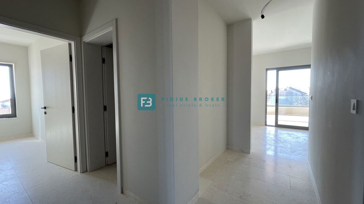 VODICE, penthouse s pogledom na mesto in morje, dvigalo, 2 parkirni mesti