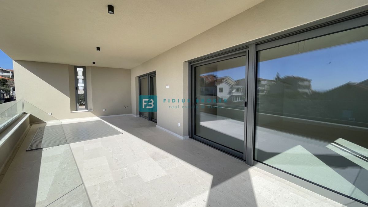 VODICE, penthouse s pogledom na mesto in morje, dvigalo, 2 parkirni mesti