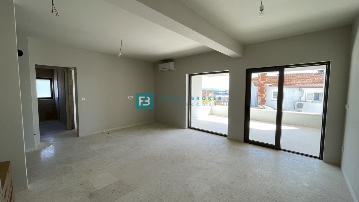 VODICE, novogradnja, pritličje, dvigalo, shramba