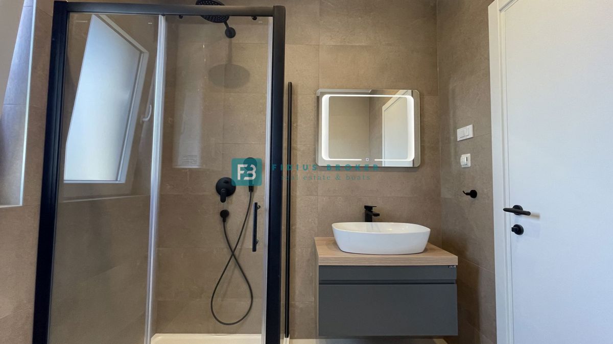 VODICE, novogradnja, 350 m od plaže, 2. nad., pogled na morje