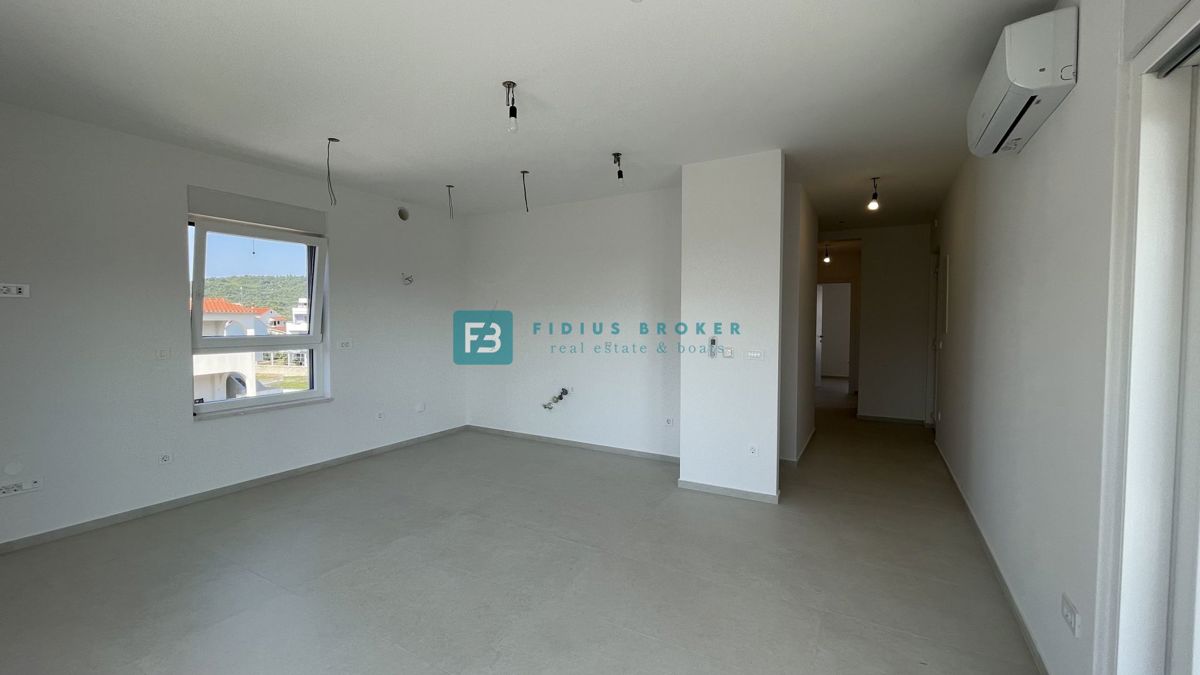 VODICE, novogradnja, 350 m od plaže, 2. nad., pogled na morje